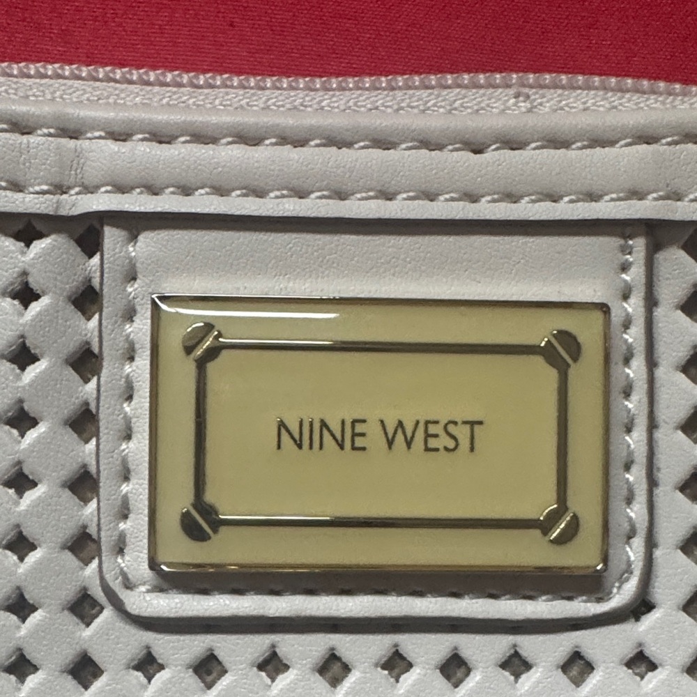 Nine West Cream Perforated Wristlet MISSING STRAP But still in great condition - Picture 3 of 7